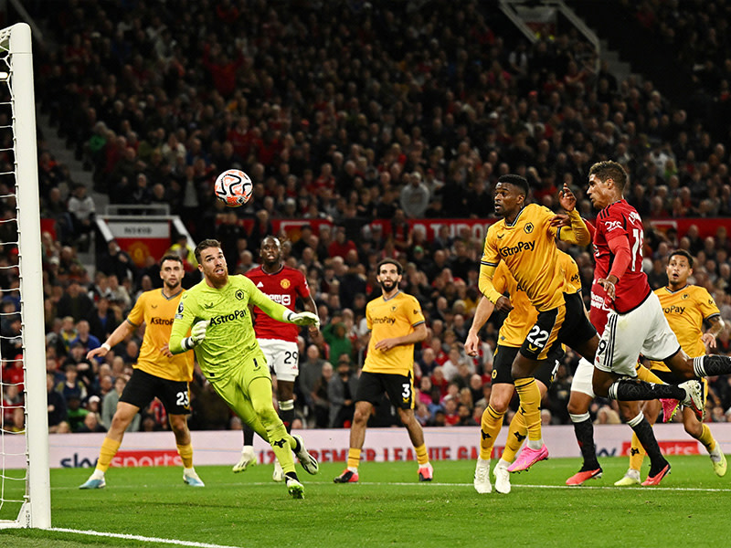 Raphael Varane gör Manchester Uniteds första mål förbi målvakten José Sá i matchen mot Wolverhampton Wanderers