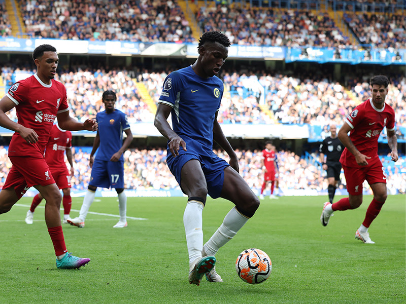 Nicolas Jackson (Chelsea FC) dribblar med bollen under matchen mellan Chelsea FC och Liverpool FC i London