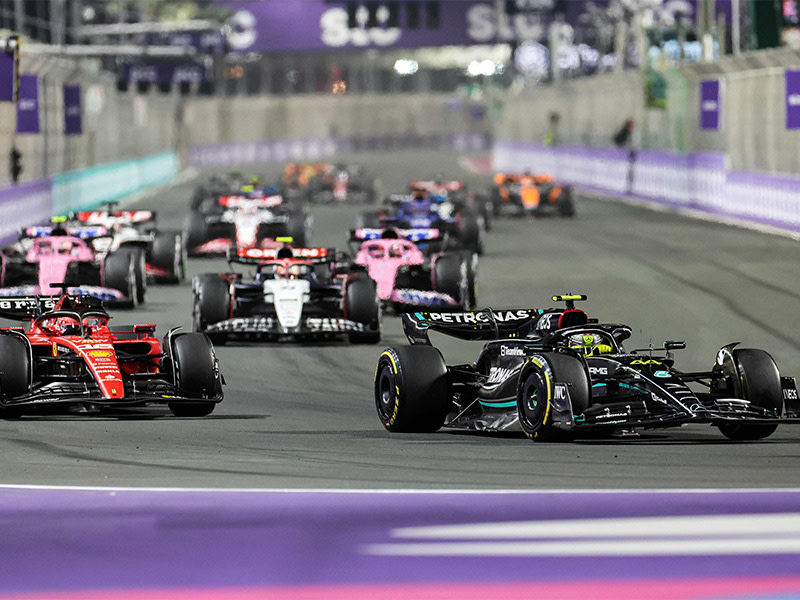 Formel 1-bilar sedda framifrån strax efter start i Saudiarabiens GP. Bilarna längst fram är på väg in i första kurvan.