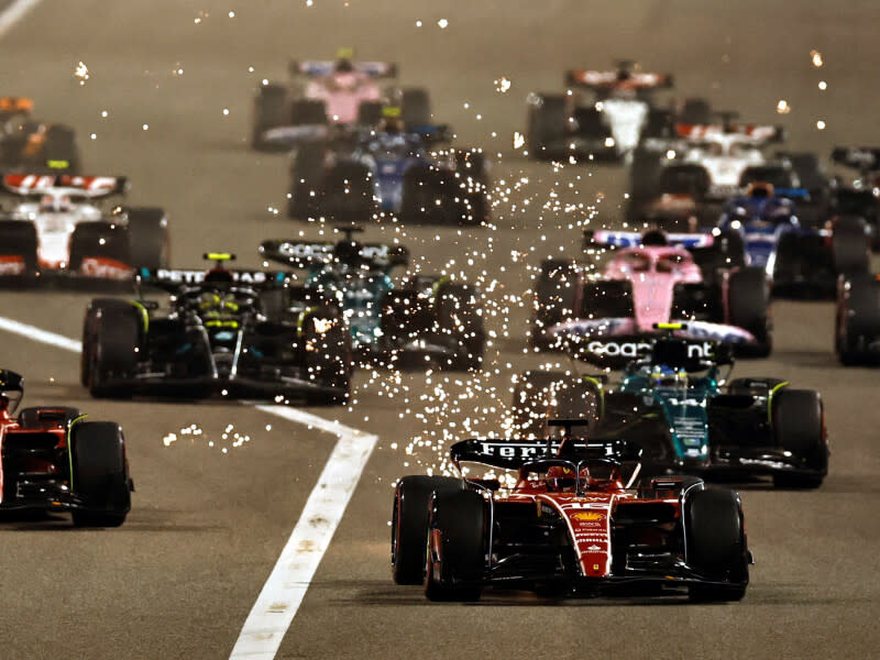 Gnistor slår upp från en Formel 1-bil i Bahrains GP 2023