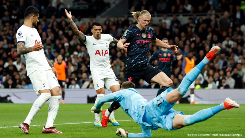 Erling Haaland i Manchester City försöker göra mål på Tottenham i en match under säsongen 2023-2024.